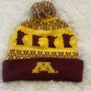 Minnesota Gophers Maroon and Gold snowflake pattern winter hat with pom pom